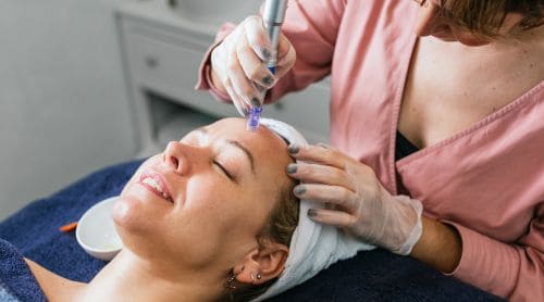 What You Need to Know to Become a Licensed Cosmetologist